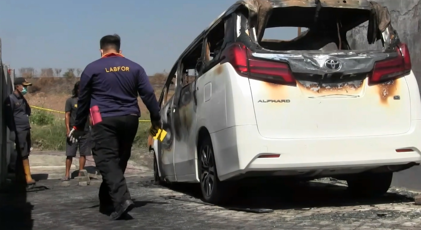 Tim Labfor Polda Jatim melakukan oleh TKP terhadap mobil pedangdut Via Vallen yang dibakar oleh seorang tak dikenal (foto/Metrotv)