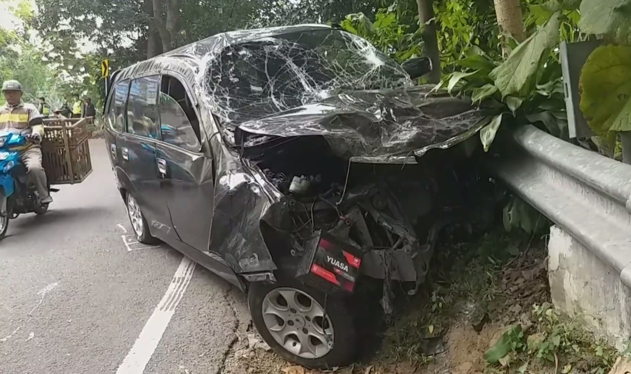 Kondisi mobil yang menabrak pengendara motor mengalami rusak berat di Jurang Ampel, Prigen, Kabupaten Pasuruan. (foto/metrotv)