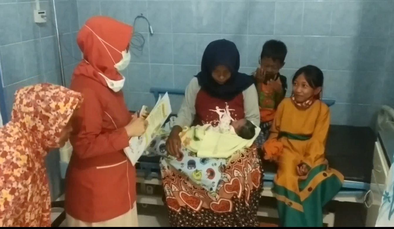 Siti nampak bahagia setelah melahirkan anak perempuannya di dalam bus (foto/Metrotv)