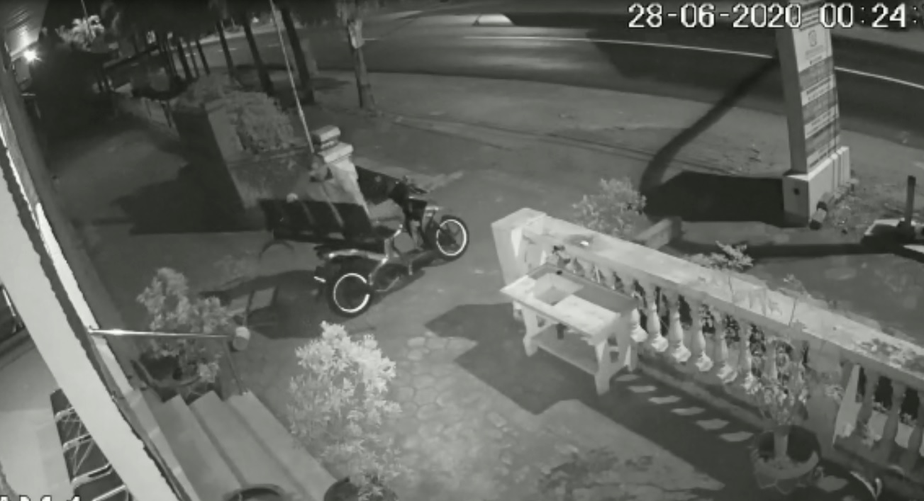 Maling Kocak,  Susah Payah Angkut Kursi Tunggu