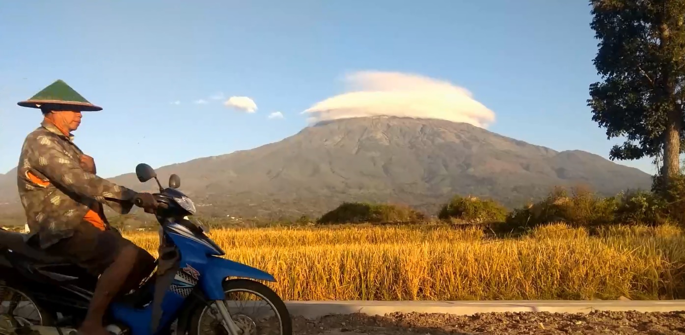 Viral, Fenomena Awan Berpayung di Puncak Gunung Lawu