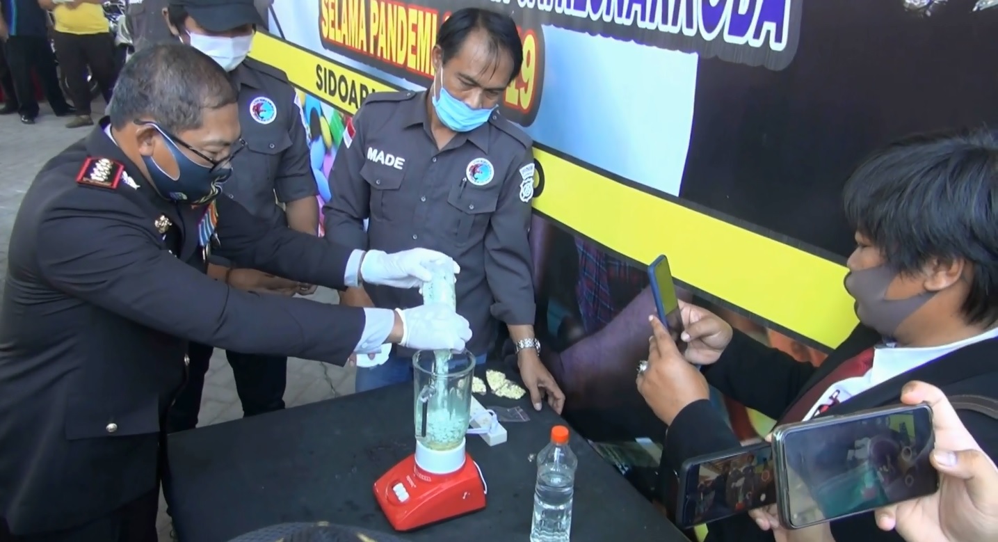 Kapolres Sidoarjo Kombes Pol Sumardji memusnahkan ribuan butir pil ekstasi dengan cara diblender (foto/Metrotv)