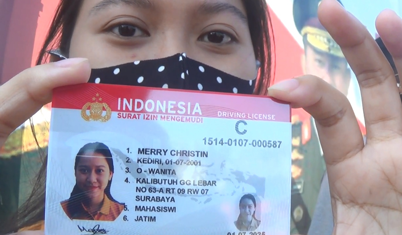  Merry Christin, salah satu penerima SIM gratis dari Satlantas Polrestabes Surabaya. (foto/metrotv) 