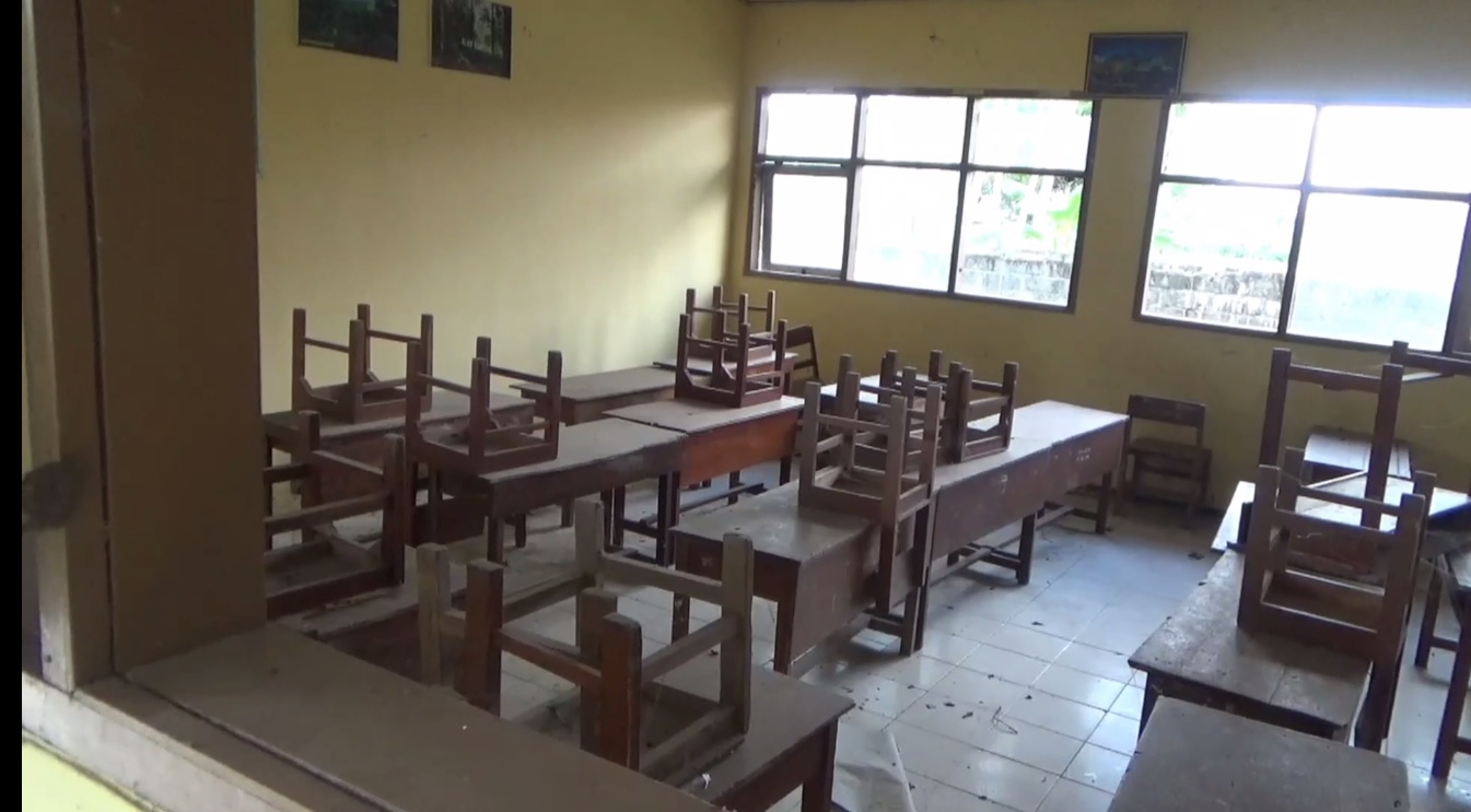 Kondisi salah satu ruang kelas di SMPN 2 Rejotangan Tulungagung yang tak terawat setelah jumlah siswa terus menurun selama empat tahun terakhir. (foto/metrotv) 