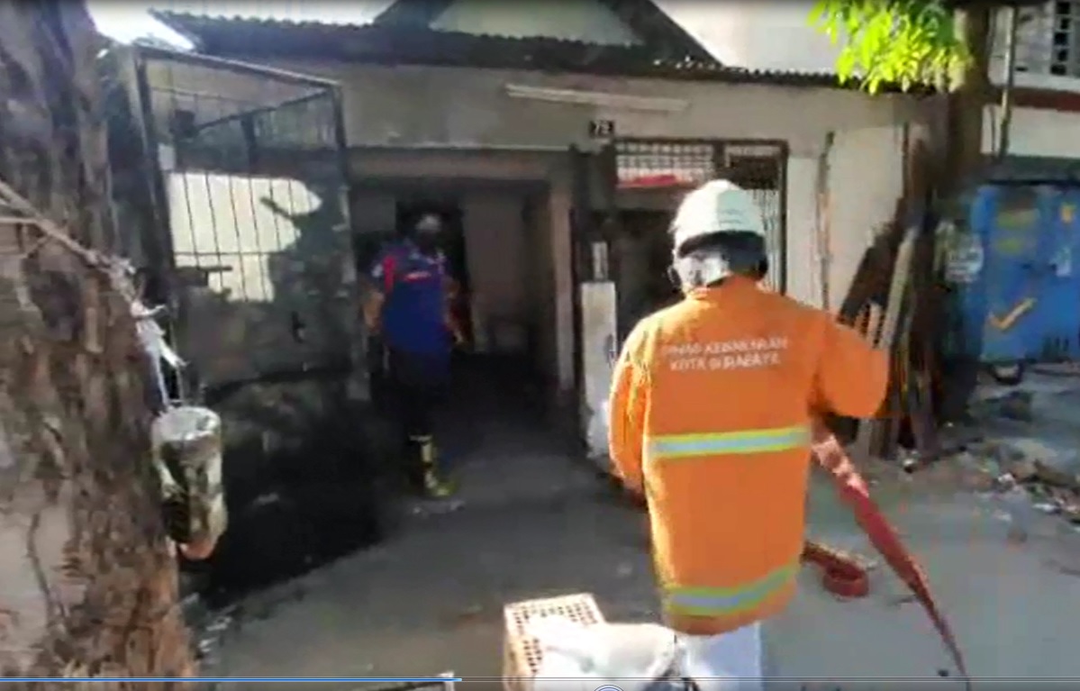Petugas pemadam kebakaran berusaha mengatasi kebakaran  di kawasan Jalan Raya Nginden,  Surabaya. (foto/metrotv)  