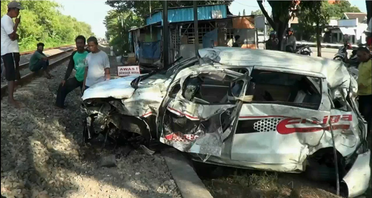 Mobil kereta yang dikemudikan Galih, warga Desa Waru Kulon hancur setelah dihantam kereta api Kamis 2 Juli 2020 (foto/Metrotv)