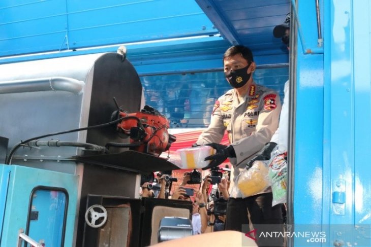 Kapolri Jenderal Polisi Idham Azis memusnahkan barang bukti narkoba dengan cara dibakar di tungku pembakaran di Mako Polda Metro Jaya, (foto/ Antara)