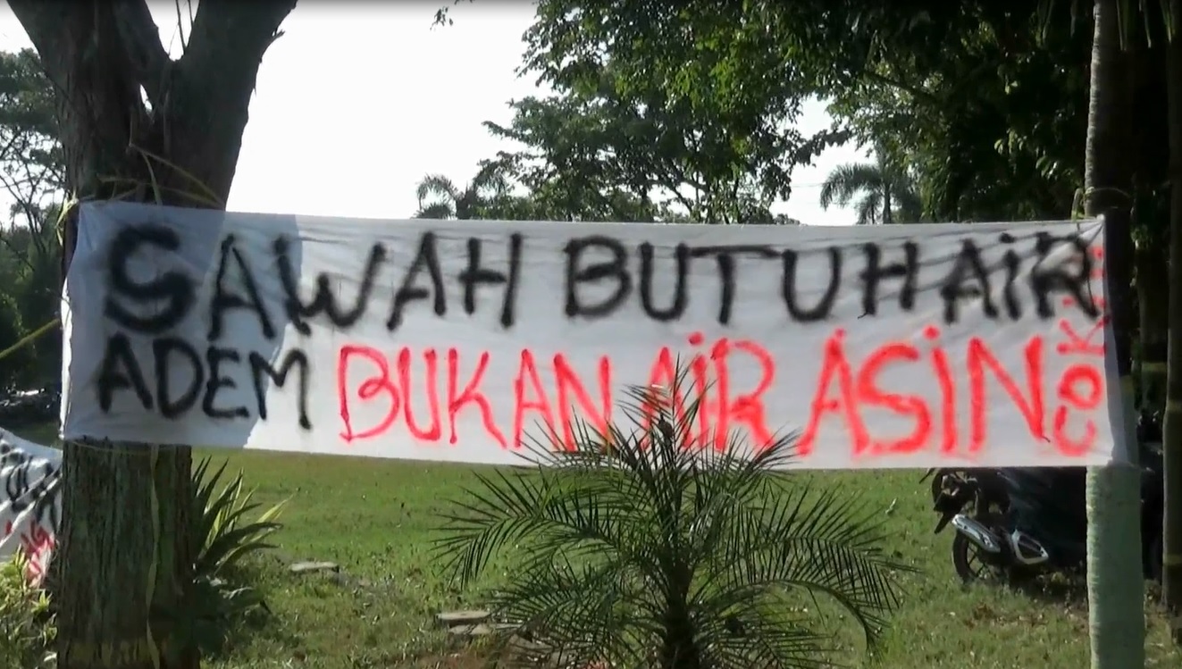 Salah satu spanduk bernada protes dibentangkan warga di Kantor Kecamatan Palang, Kabupaten Tuban,  Jawa Timur. (foto/metrotv)