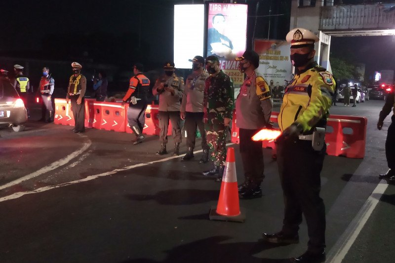 Sejumlah petugas melakukan penutupan jalan Waru yang berbatasan dengan Surabaya, Jumat malam, 3 Juli 2020. (foto:Antara) 