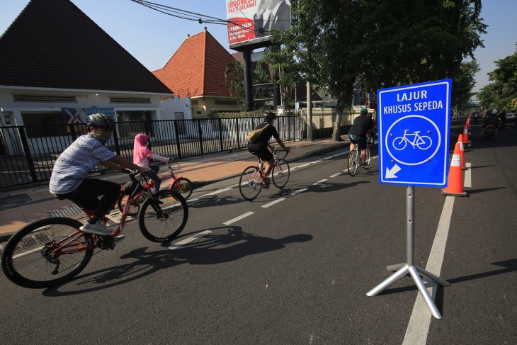 Penambahan lajur sepeda di Surabaya menambah masalah terkait penanganan Covid-19. (
