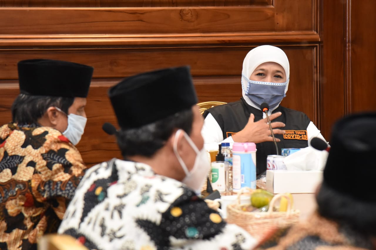 Gubernur Jawa Timur Khofifah Indar Parawansa saat menerima perwakilan FKUB di Gedung Grahadi Surabaya. (foto/humas)