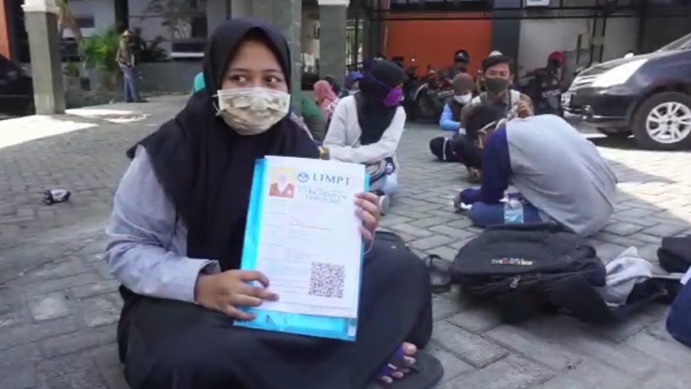 Ratusan calon mahasiswa antre di depan puskesmas untuk melakukan rapid test sebagai syarat tes masuk di sejumlah Universitas Negeri di Surabaya (foto/Metrotv)