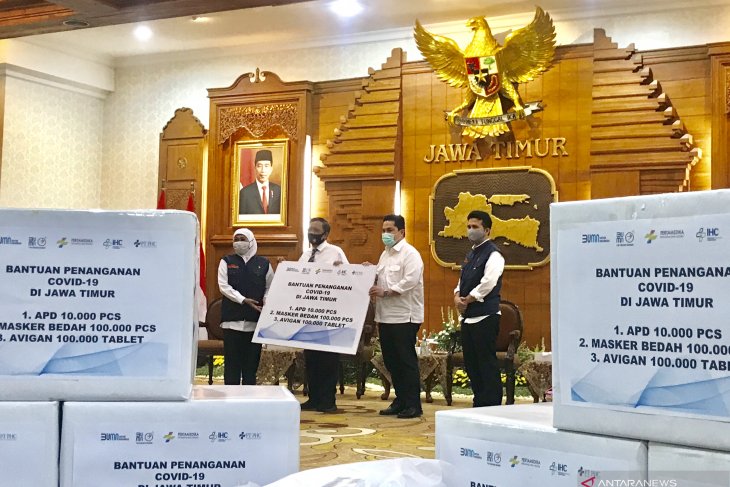 Menteri BUMN Erick Thohir (dua kanan) didampingi Menkopolhukam Mahfud MD (dua kiri) saat menyerahkan bantuan untuk penanganan covid-19 yang diterima Gubernur Jatim Khofifah Indar Parawansa (kiri) di Gedung Negara Grahadi di Surabaya, Minggu 5 Juli 2020 (f