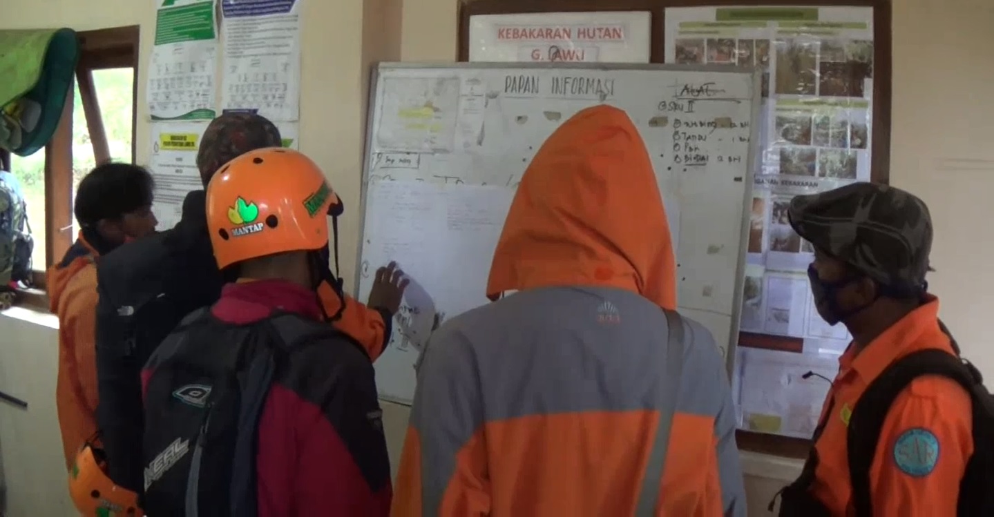 Petugas BPBD Magetan menyusun proses evakuasi seorang pendaki Gunung Lawu yang ditemukan tewas (foto/Metro tv)