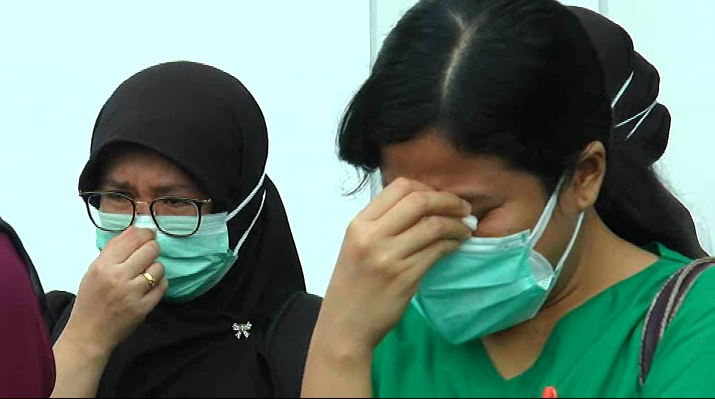 Teman sejawat Putri tak kuasa menahan tangis usai mengantar kepergian sahababtnya itu (foto/Metrotv)