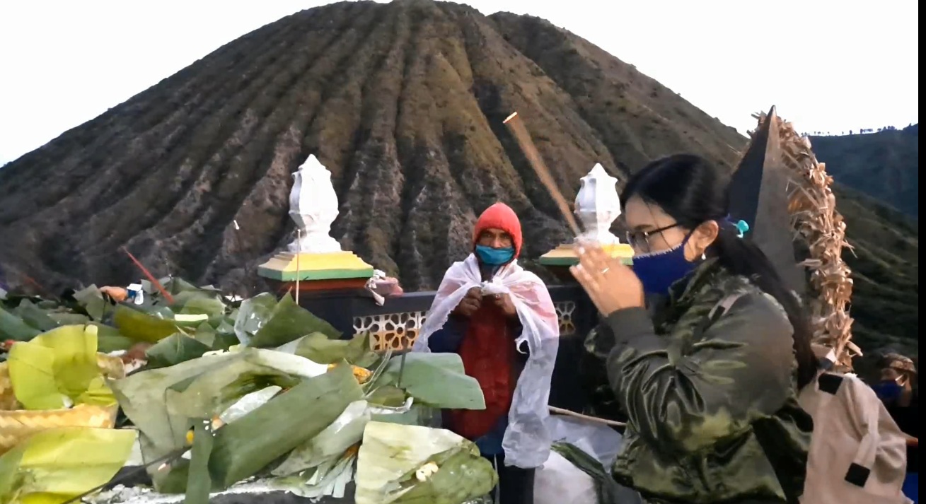 Perayaan Yadnya Kasada di lereng Gunung Bromo dilakukan secara tertutup di tengah pandemi covid-19 (Foto/Metrotv)