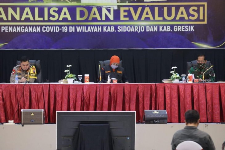 Rapat Forkopimda Jatim membahas terkait wacana solusi alternatif untuk menekan angka penyebaran covid-19 di Jatim, khususnya di Surabaya yang masih tinggi (foto/Antara)
