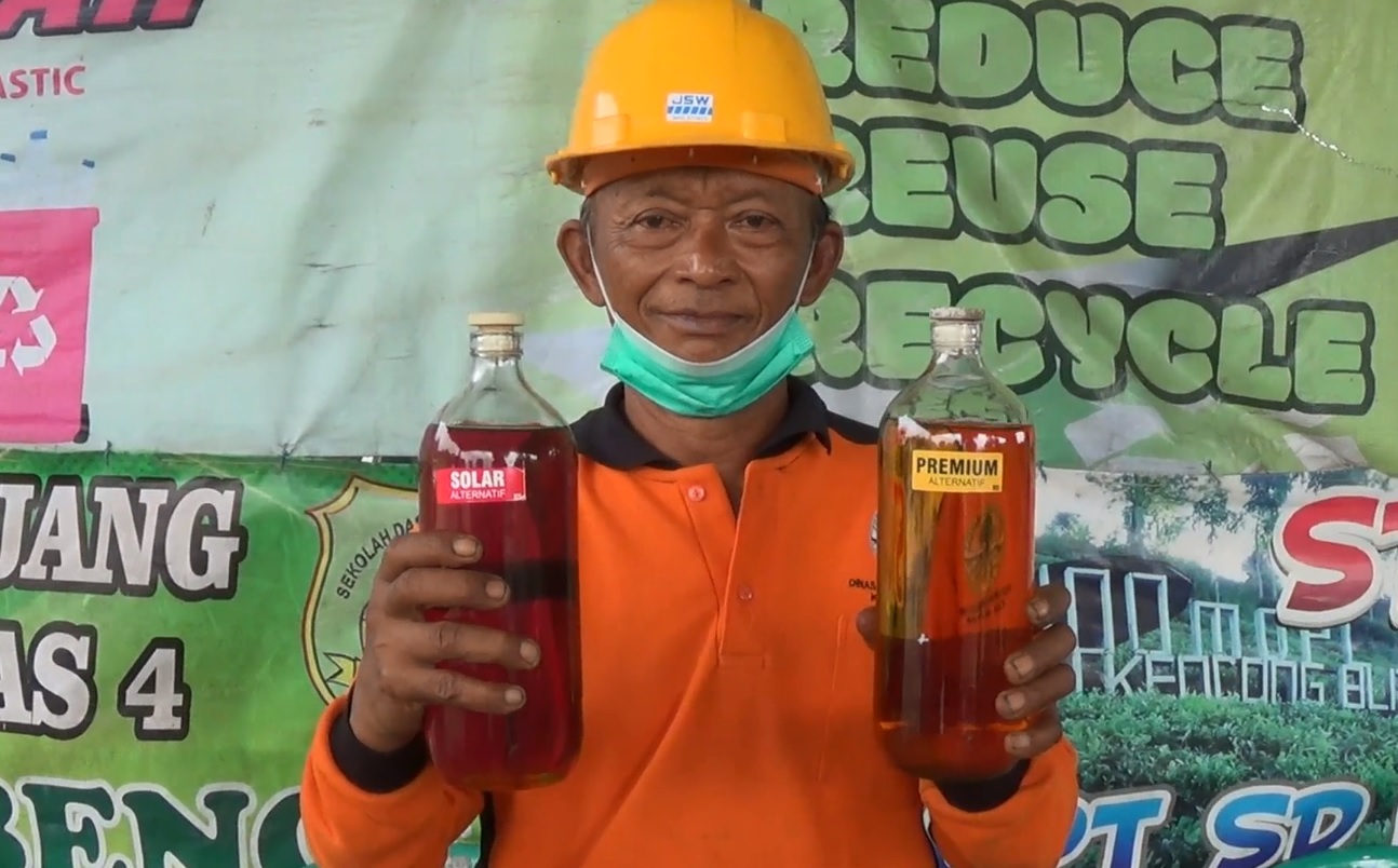 Kakek Lulusan SD Ciptakan Alat Pengolah Sampah Plastik Menjadi BBM Alternatif
