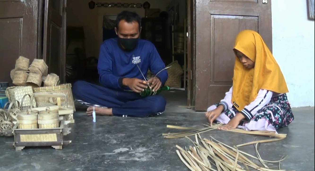 Gunawan bersama anaknya tengah mengerjakan pesanan anyaman bambu dari berbagai daerah (Foto/ Metrotv)