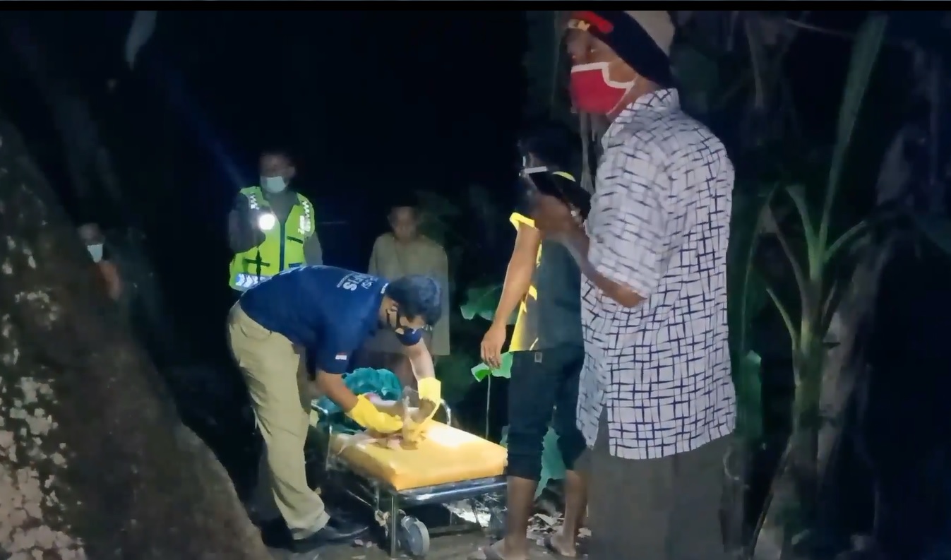 Proses evakuasi mayat Raisa alias Rara di area persawahan tak jauh dari rumahnya pada Selasa malam, 7 Juli 2020 (Foto/Metrotv)