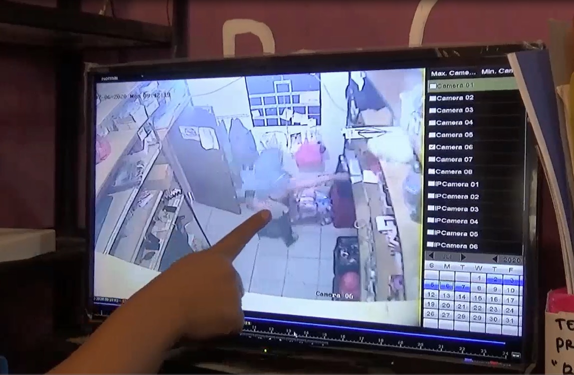 Aksi pencurian di toko parfum terekam kamera CCTV. (foto/metrotv)