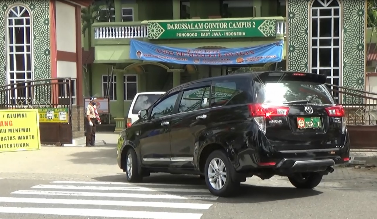 Kendaraan tim kesehatan dan Dandim masuk lingkungan pondok  disemprot disinfektan.  (foto/metrotv)