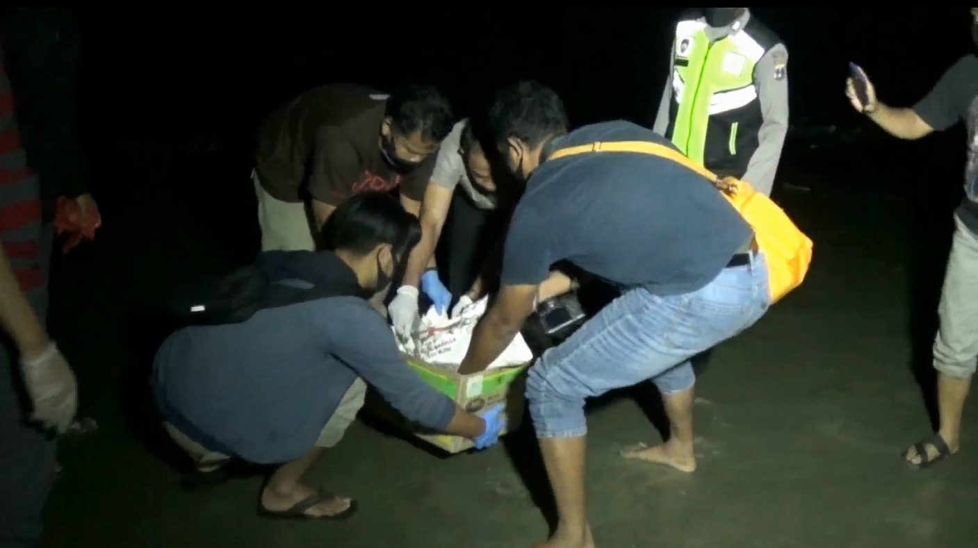 Proses evakuasi mayat bayi perempuan yang diduga sengaja dibuang di laut (Foto/Metrotv)