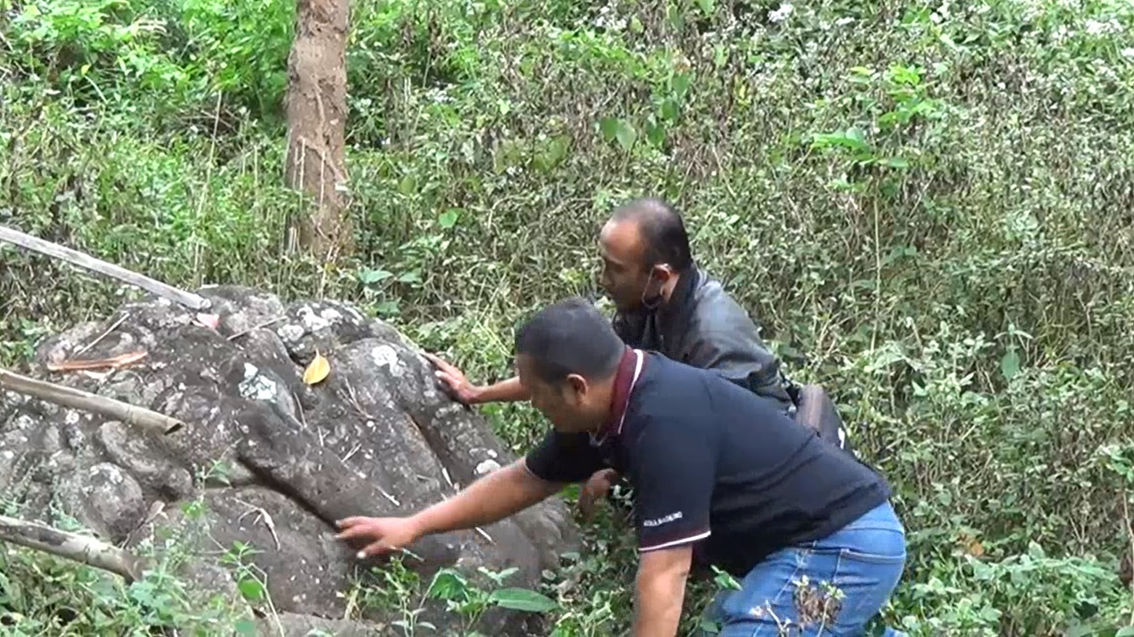 Anggota komunitas mencoba menulusuri asal patung Ganesha Gimbal melalui indra keenam yang mereka punya (Foto / Metrotv)