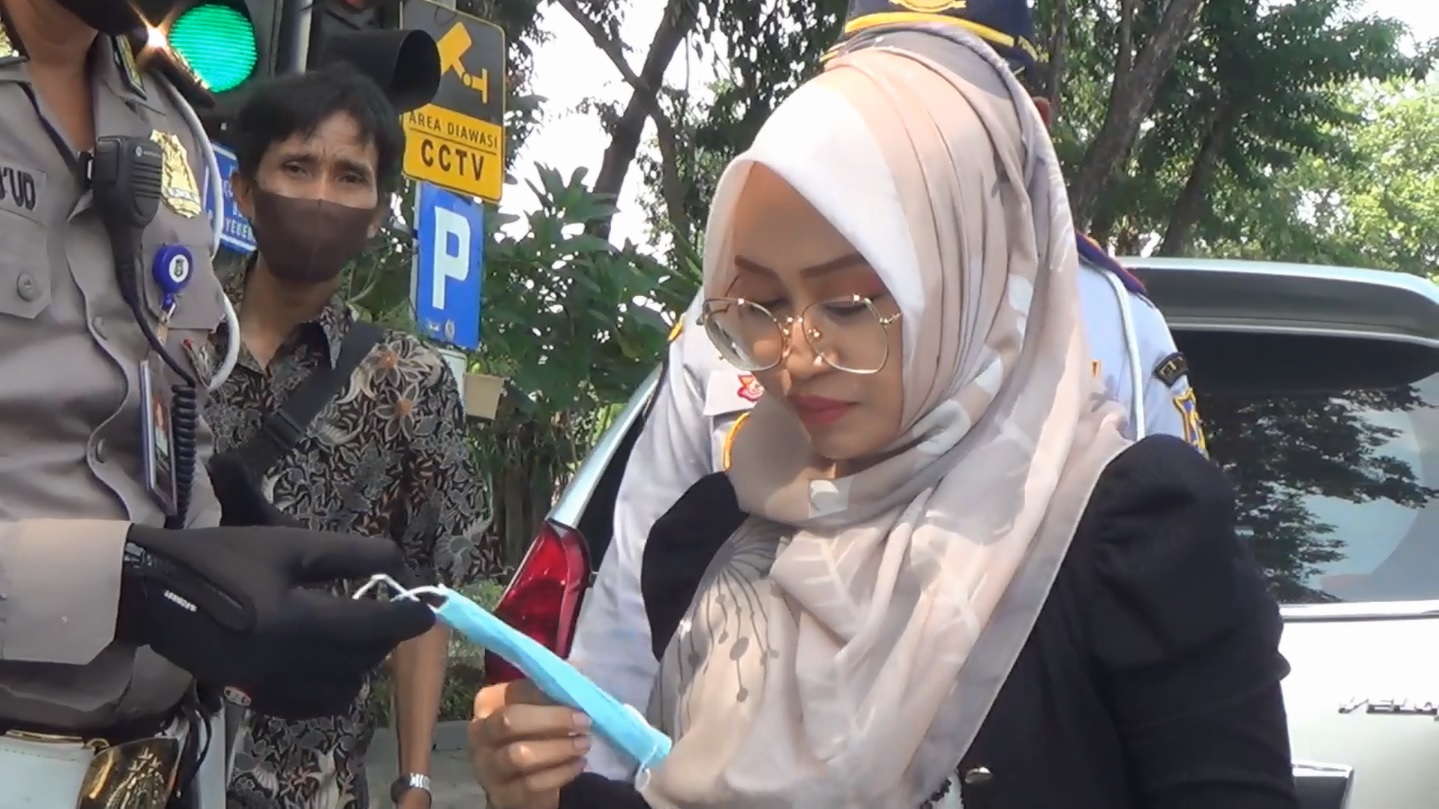 Pemkot Surabaya Sita  Puluhan KTP dari Warga yang Tak Kenakan Masker 