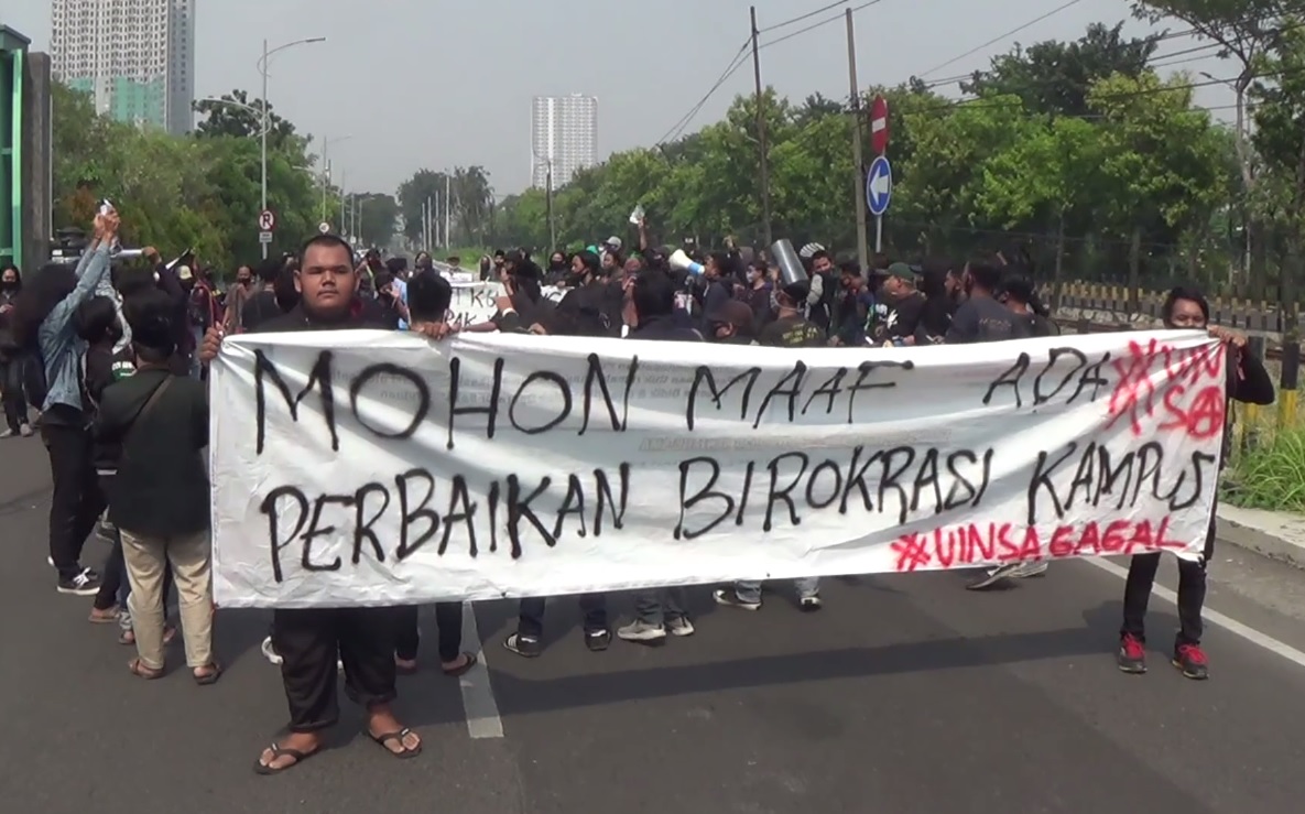 Mahasiswa UINSA membentangkan spanduk saat melakukan aksi unjuk rasa di depan kampus, Jalan Raya Ahmad Yani Surabaya (foto/metrotv)