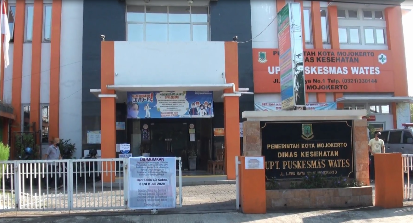 Puskesmas Wates, Kota Mojokerto ditutup sementara menyusul adanya dua kasus positif covid-19 yang menimpa dokter dan satpam. (foto/metrotv)