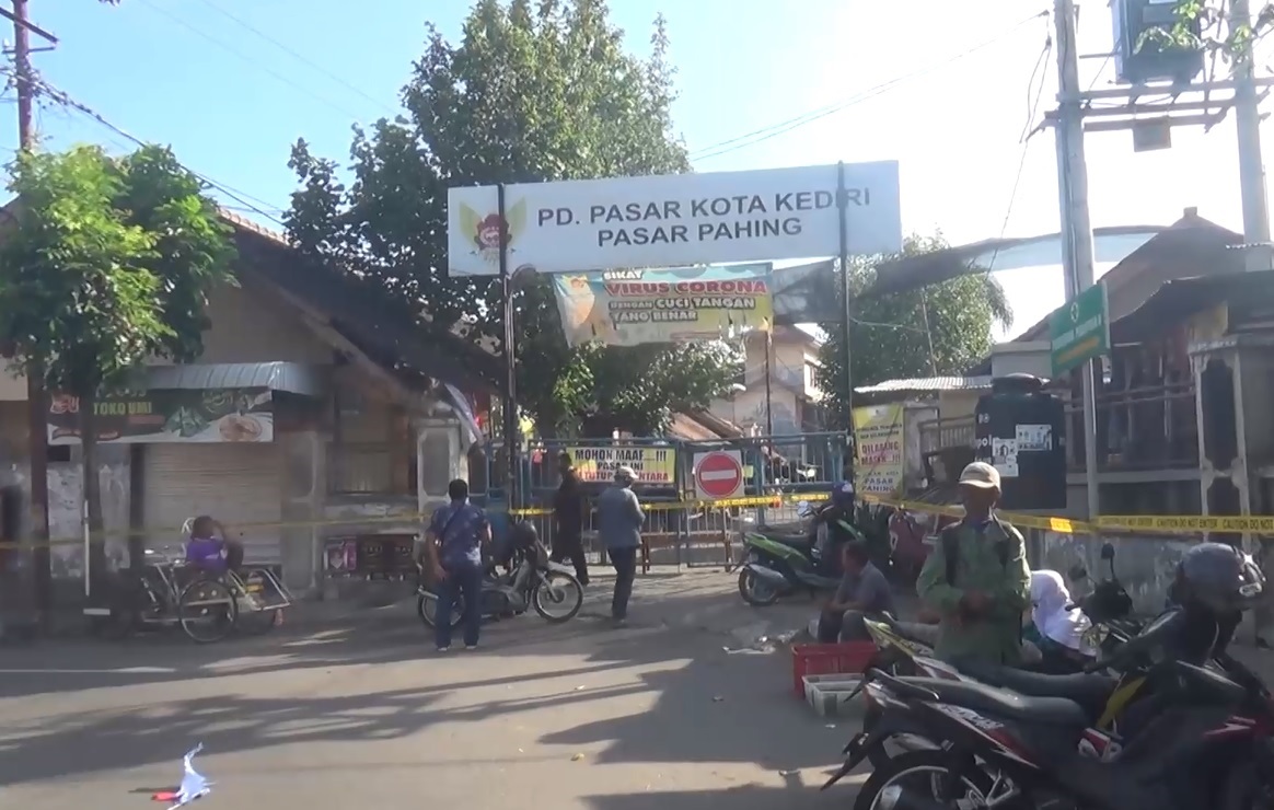 Pasar Pahing Kediri ditutup selama tiga hari setelah satu pedagang dinyatakan positif covid-19 (foto/metrotv)