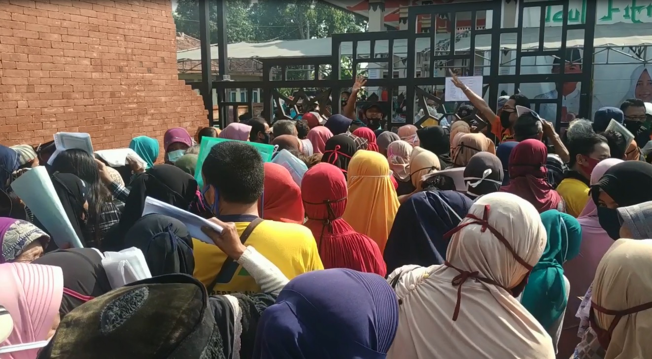 Pembagian Bansos di Mojokerto Amburadul, Antri Berkerumun dan Dijemur