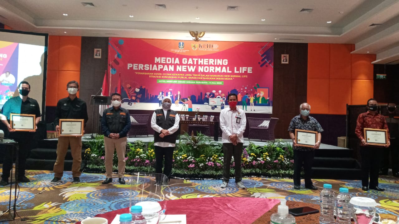 Gubernur Jawa Timur Khofifah Indar Parawansa hadir dalam  media gathering bertema “Penanganan Covid-19 dan Kesiapan Jawa Timur dalam Memasuki New Normal Life: Strategi Komunikasi Publik, Saran, dan Masukan Insan Media”, (foto/humas)