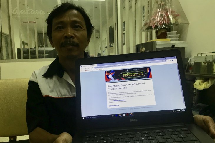 Jamaah yang ingin ikut salat idul Adha di Masjid Al-Alakbar wajib mengisi kartu identitas yang disediakan oleh pengelola (foto/Antara)