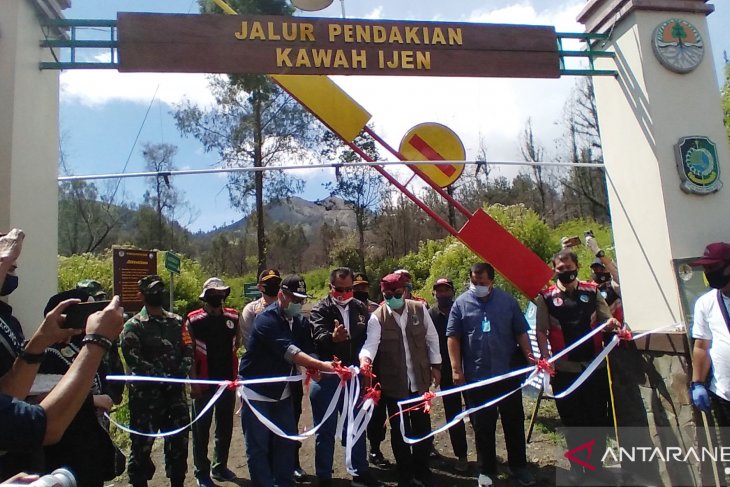 Kepala Bakorwil V Jember R Tjahjo Widodo (tengah) dan didampingi Sekda Banyuwangi Mujiono (kiri) dan Wabup Bondowoso (kanan) memotong pita tanda peresmian dibukanya kembali TWA Ijen Banyuwangi (Foto/Antara)