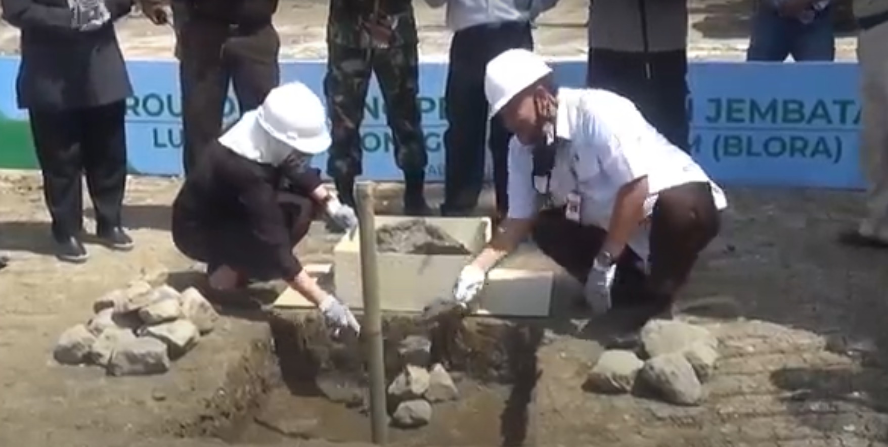 Bupati Bojonegoro Anna Mu'awanah saat meletakkan batu pertama proyek pengerjaan jembatan Bojonegoro-Blora (Foto/Metro tv)