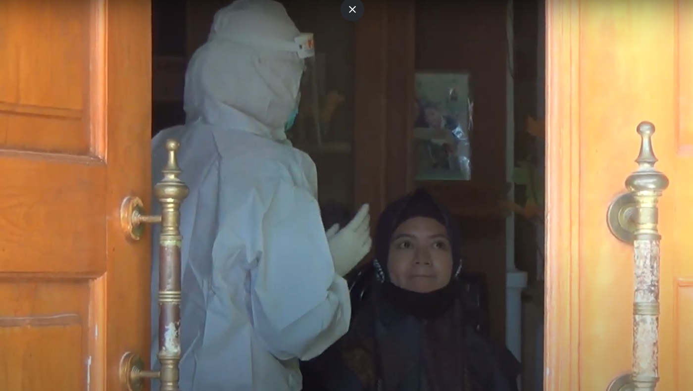 Salah seorang keluarga SP dilakukan swab dan harus menjalani isolasi mandiri selama 14 hari (Foto/Metrotv)