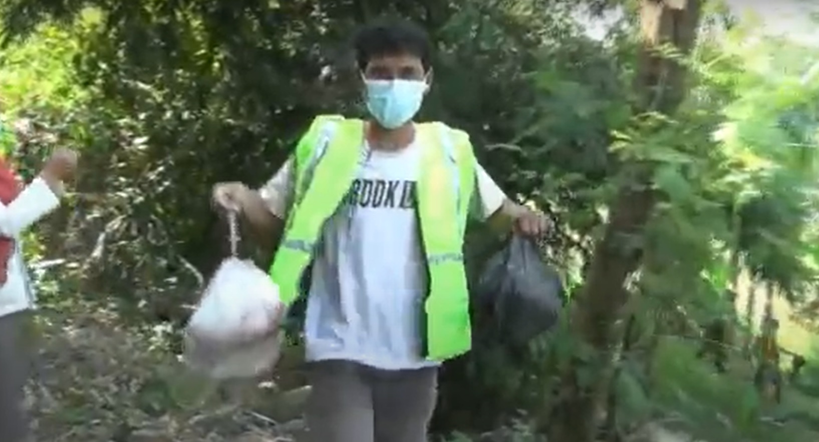 Salah satu pelanggar terlihat memungut sampah popo bayi sebagai pengganti denda Rp 150 ribu lantaran tak mengenakan masker (foto/Metro TV)