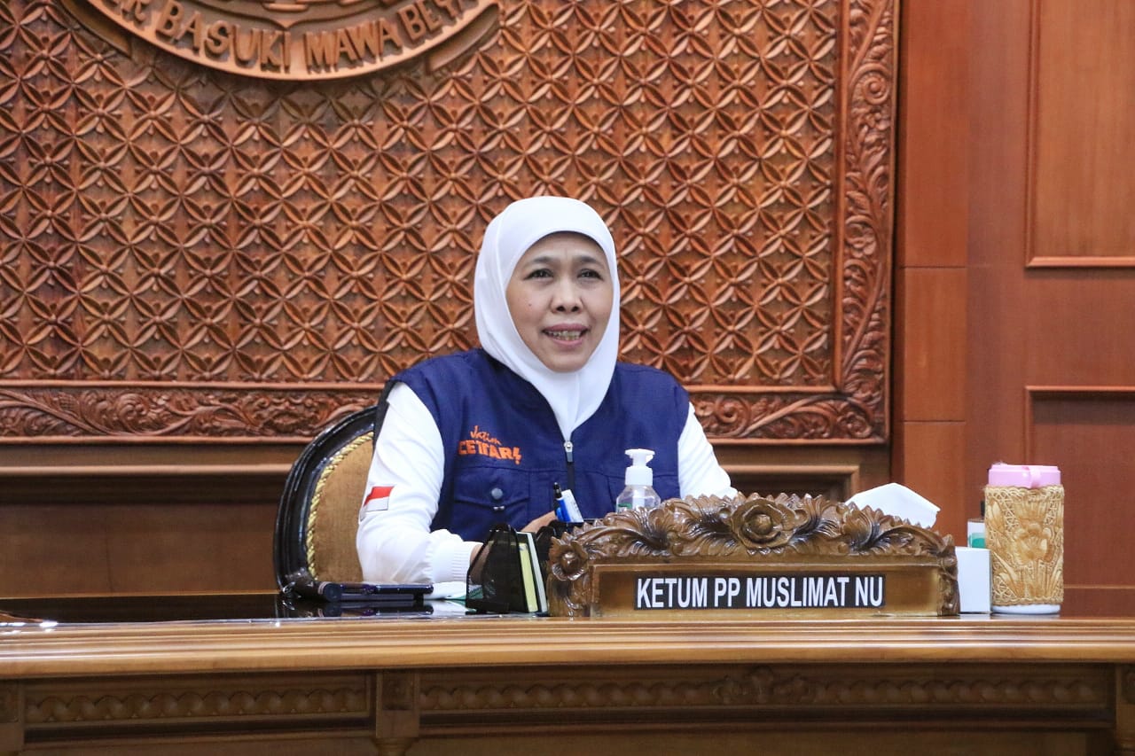 Gubernur Jatim, Khofifah Indar Parawansa saat mengisi webinar series bersama muslimat NU (Foto/clikcks.id)