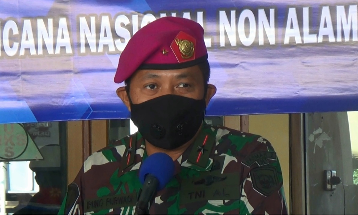 Komandan Pasukan Marinir II Surabaya, Brigjen TNI (mar) Ipung Purwadi saat kegiatan bakti sosial di Desa Tambak Cemandi, Kecamatan Sedati, Kabupaten Sidoarjo.  (Foto/Metrotv)