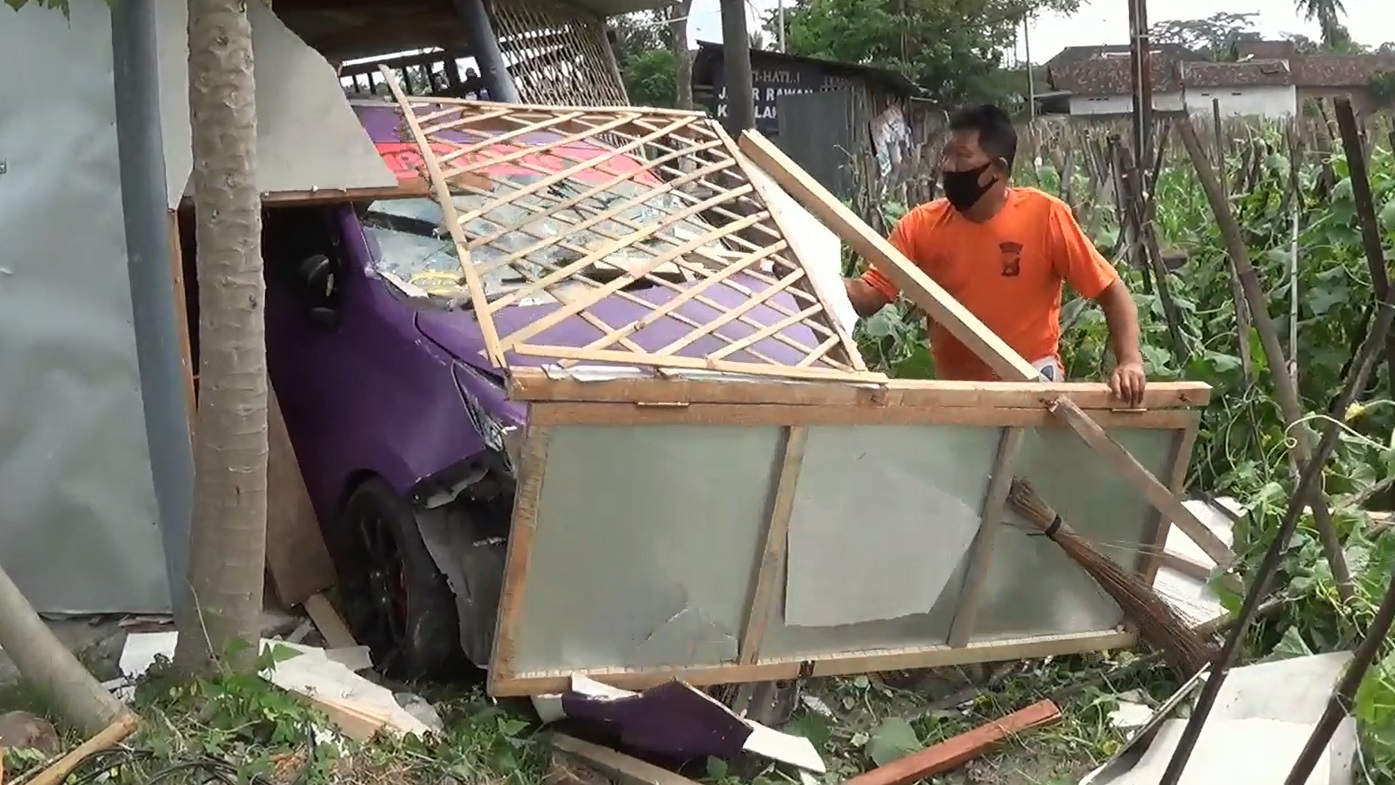 Hindari Penyeberang Jalan, Minibus Tabrak Warung Hingga Hancur
