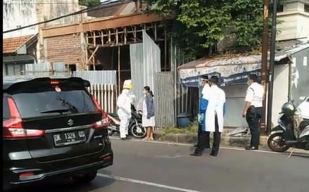 Detik-detik petugas rumah sakit membujuk pasien covid-19 yang kabur dari rumah sakit (Foto / Metro tv)