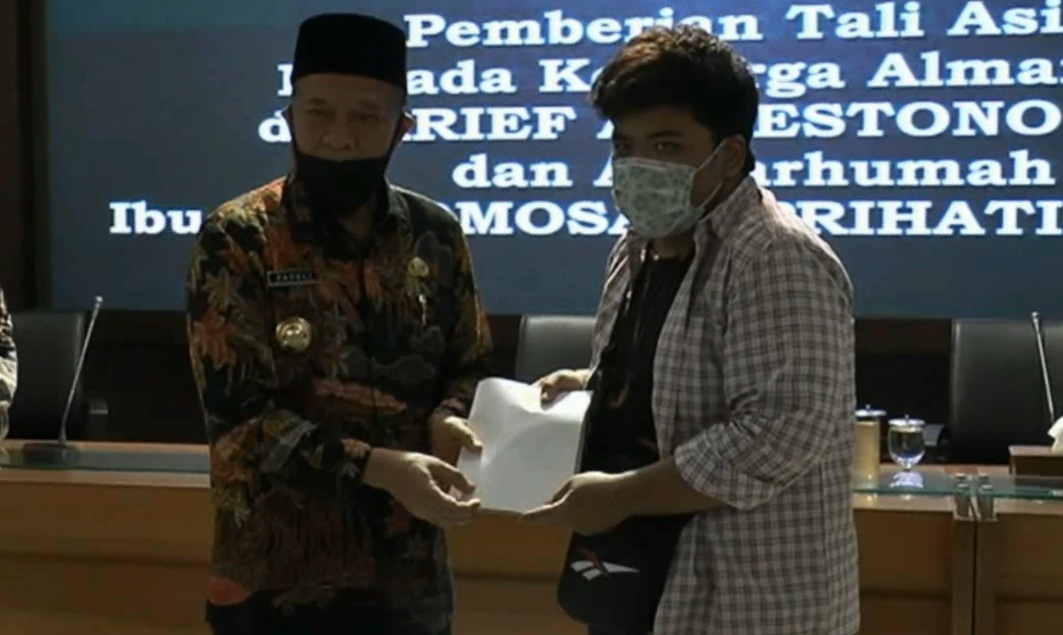 Bupati Lamongan, Fadeli memberikan santunan terhadap anak dr Arif yang meninggal karena covid-19 (Foto / Metro tv)