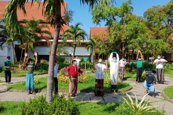 Santri Pondok Gontor saat menjalani karantina di RS Lapangan Indrapura, Surabaya ( Foto / Istimewa)