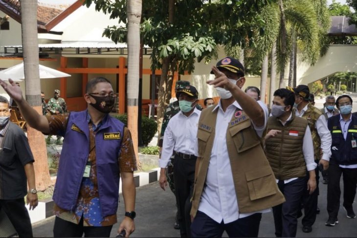Menko PMK Muhadjir Effendy (kanan) saat mengecek rumah observasi covid-19 di Jatim (Foto / Metro tv)