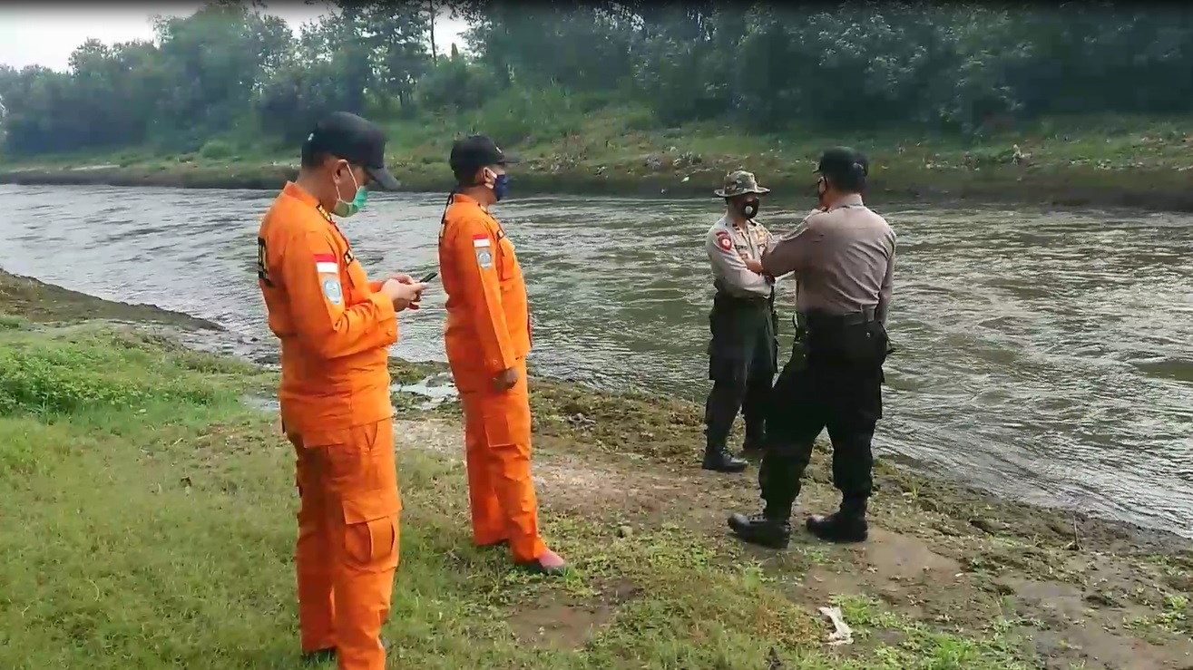 Mandi Bareng Adik, Pria Tulungagung Terseret Arus Sungai Brantas