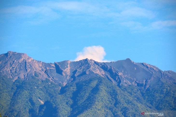 Abu vulkanik terlihat di puncak Gunung Raung dari Pos Pengamatan Gunung Api (PPGA) Raung di Songgon, Banyuwangi, Jawa Timur, Jumat 17 Juli 2020. (foto/Antara) 