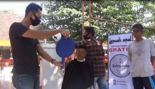 Para tukang becak di Tulungagung antri mendapatkan layanan pangkas rambut gratis. (foto/metrotv)