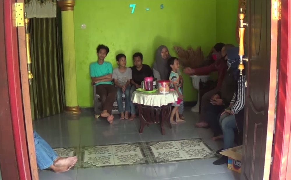 Lima anak yatim menjalani hidup sendiri setelah ibunya terjangkit covid-19 (foto/metrotv)